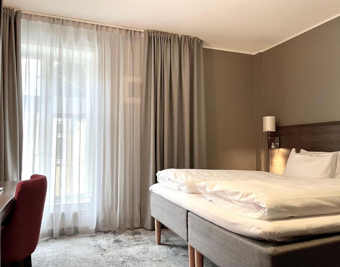 Karl Johans Gate 35 * Oslo